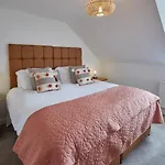 Host & - Harbour View House Tatil Evi