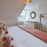 Host & - Harbour View House Whitby
