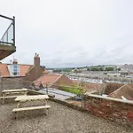 Host & - Harbour View House Whitby